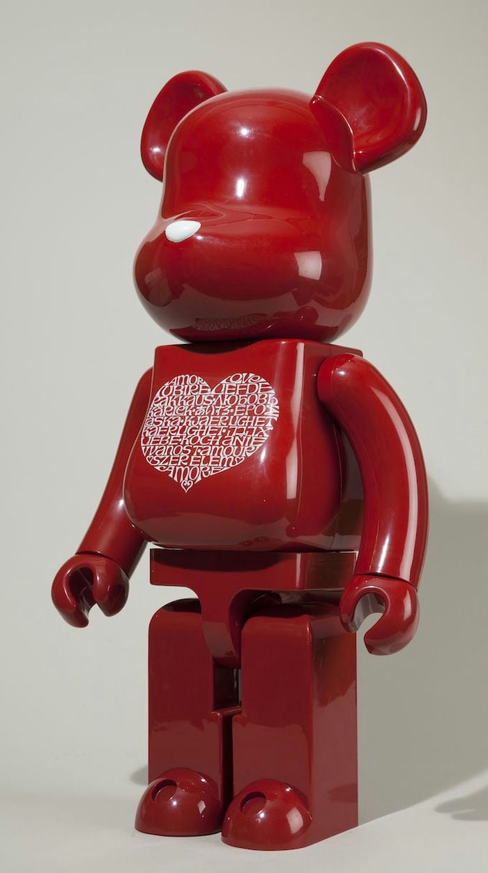 hình nền con gấu bearbrick đỏ