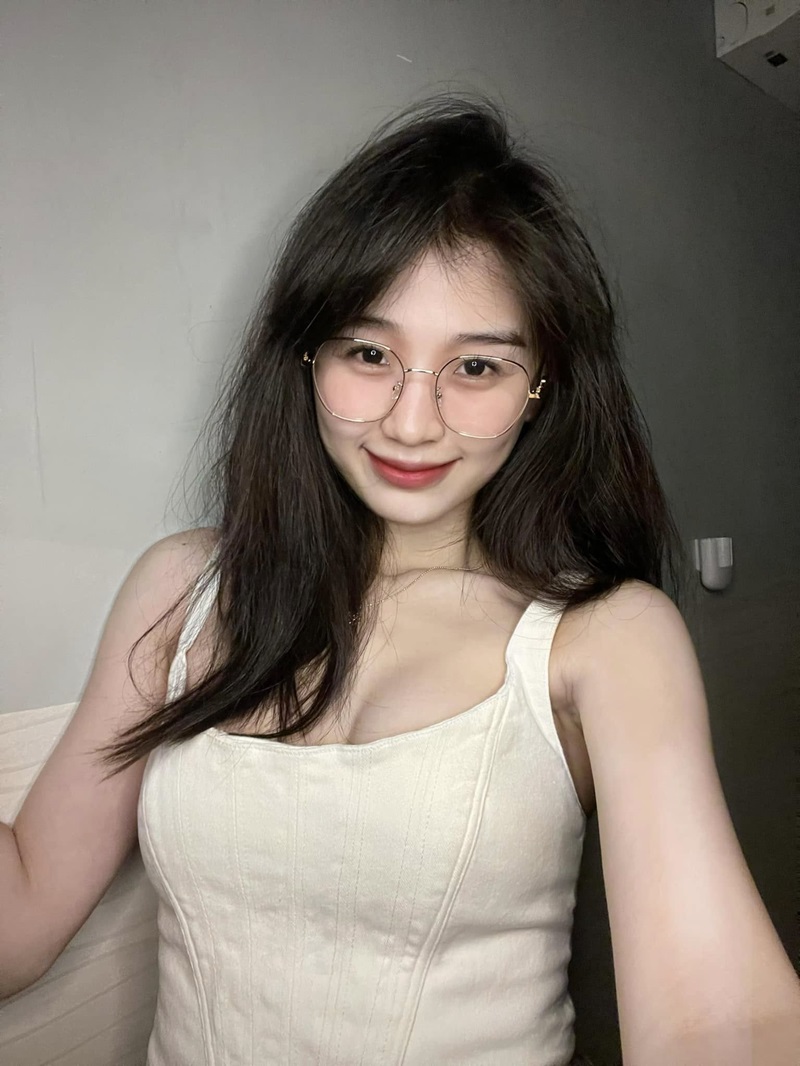 gái xinh đeo kính cute