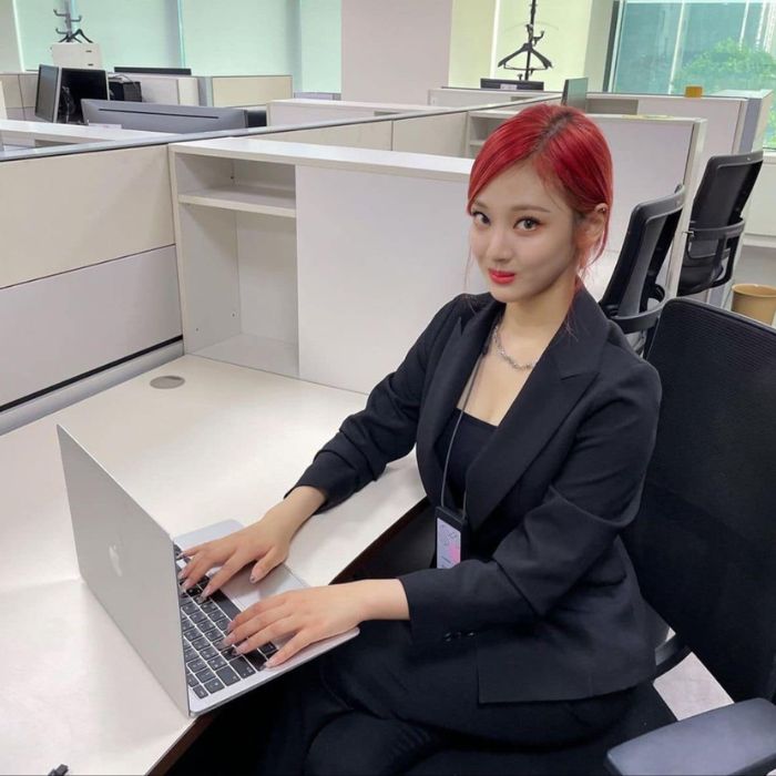 avatar bán mình cho tư bản công sở