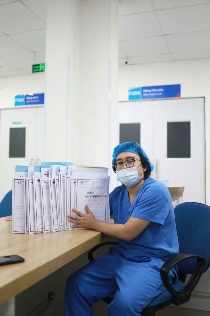 hình bác sĩ nam làm việc