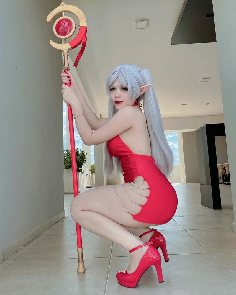 ảnh cosplay frieren chân dài