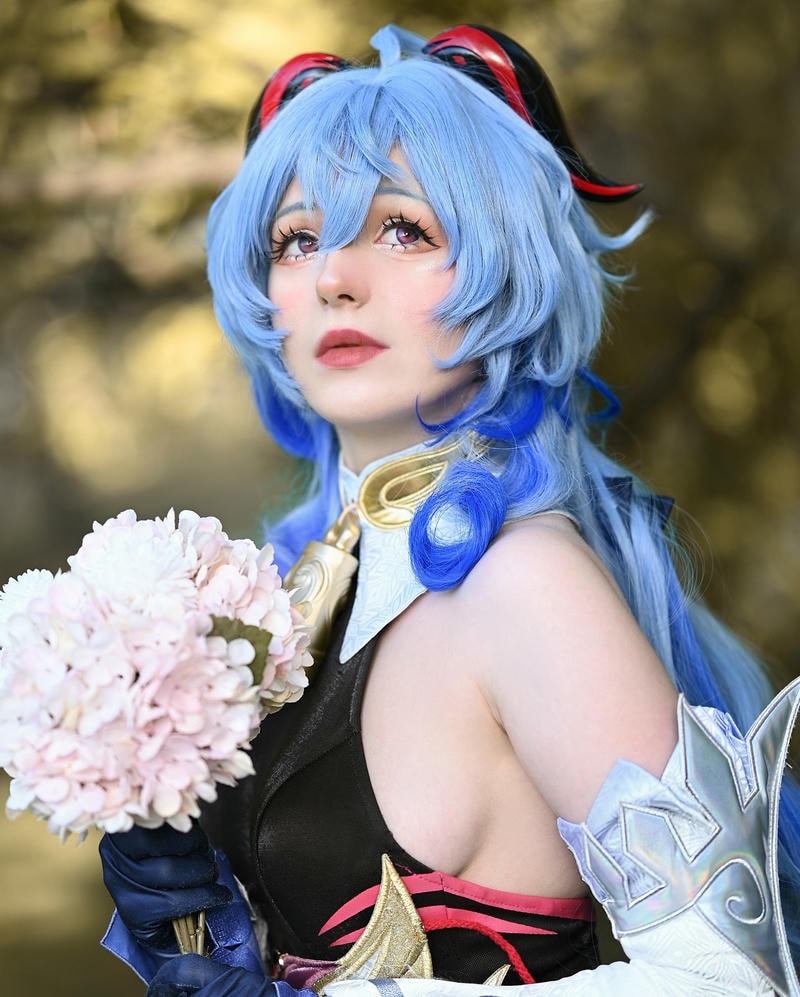 ảnh cosplay ganyu cầm hoa