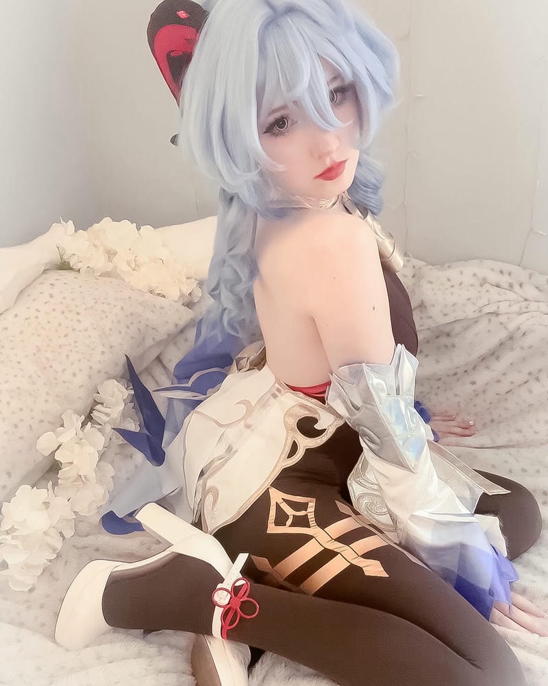 ảnh cosplay ganyu gợi cảm