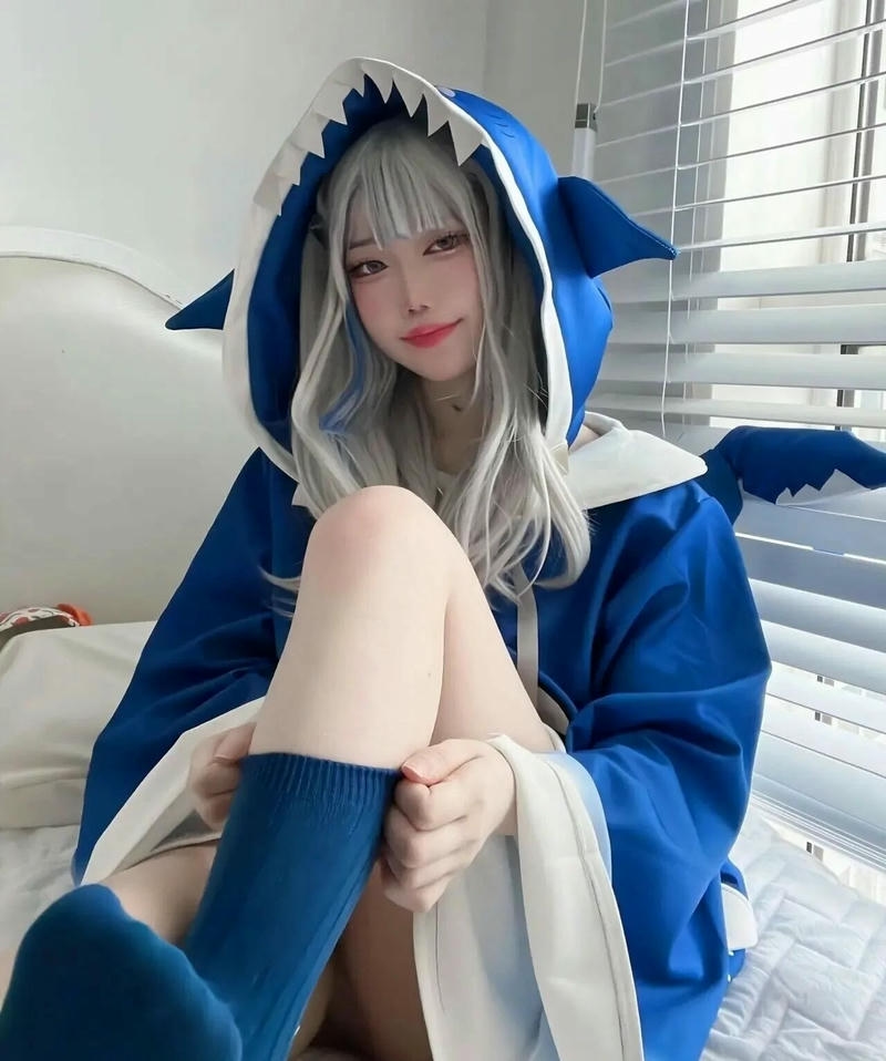 ảnh cosplay gura gợi cảm