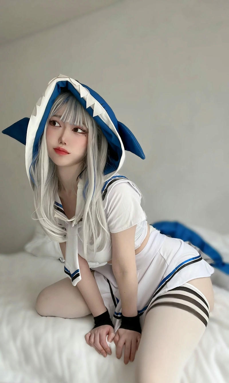 ảnh cosplay gura nóng bỏng