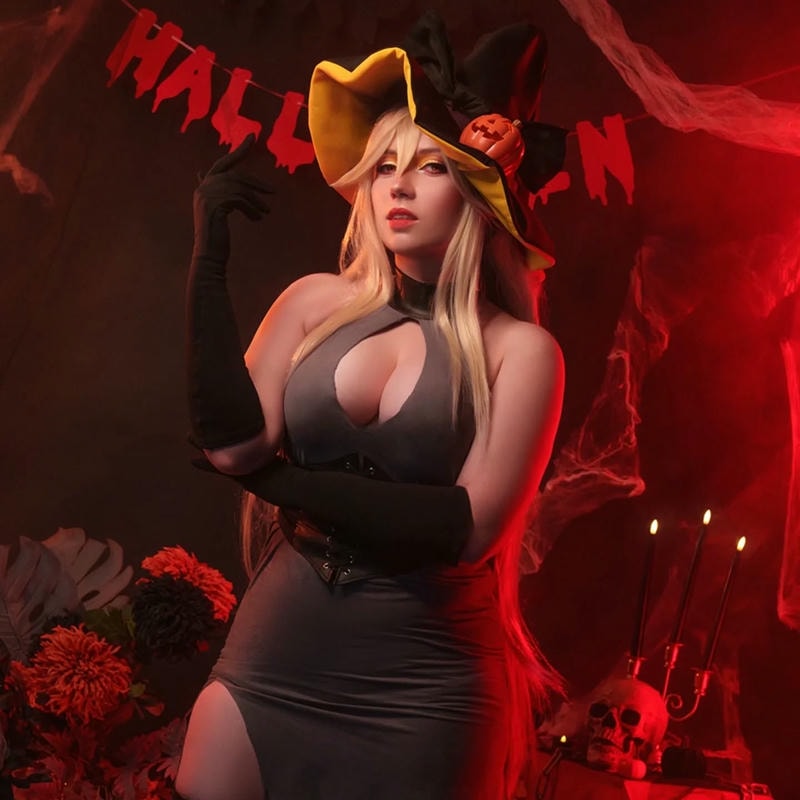 ảnh cosplay halloween khoe ngực
