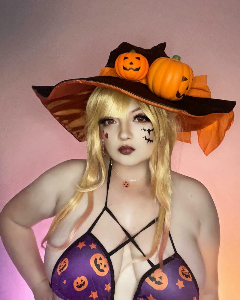 ảnh cosplay halloween vú khủng