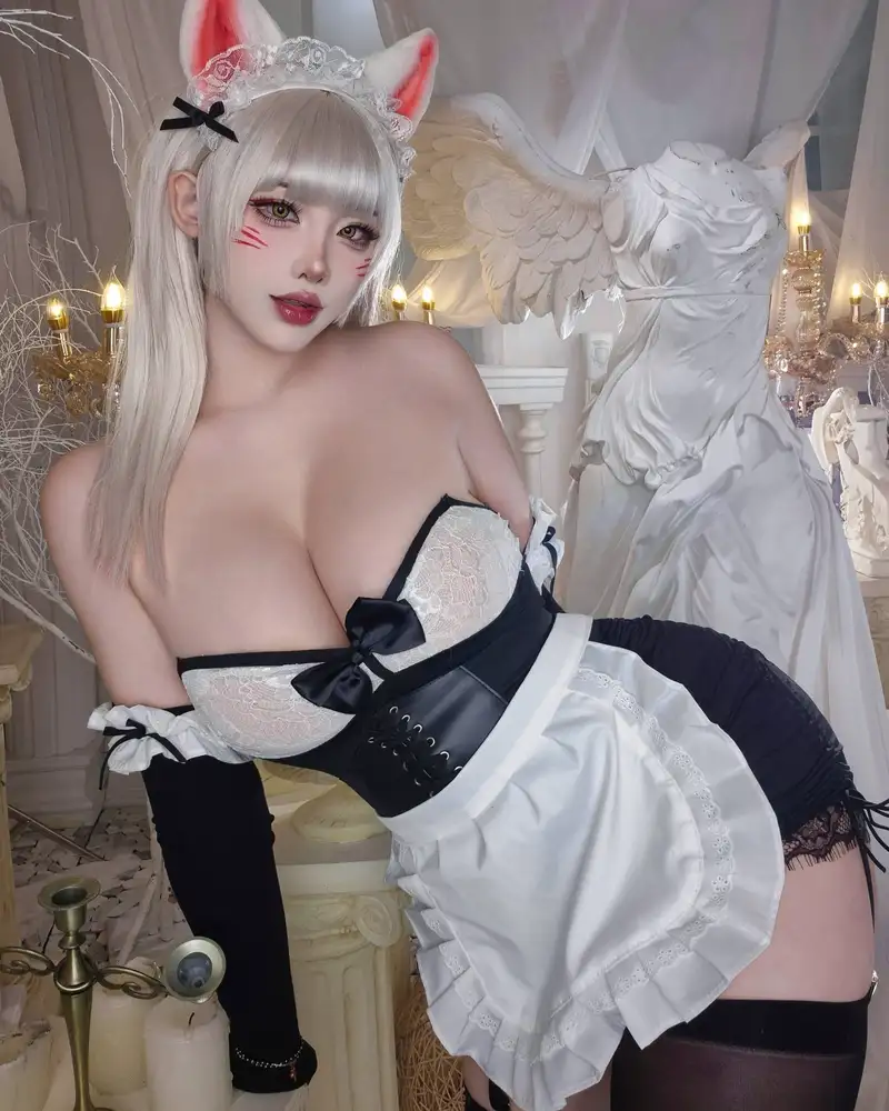 ảnh cosplay maid vú to