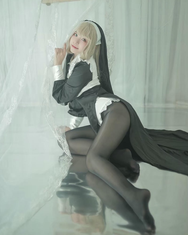 ảnh cosplay nữ tu gợi cảm