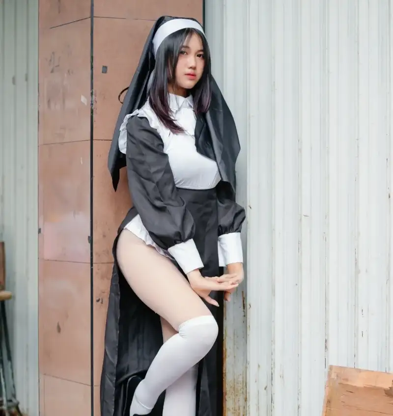 ảnh cosplay nữ tu mông to