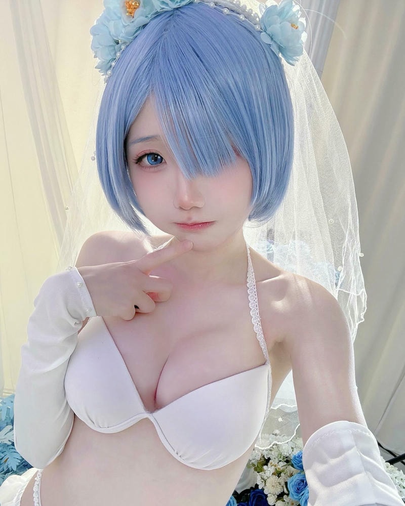ảnh cosplay rem vú to
