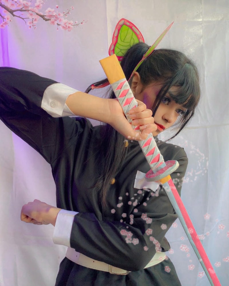 cosplay demon slayer cầm kiếm