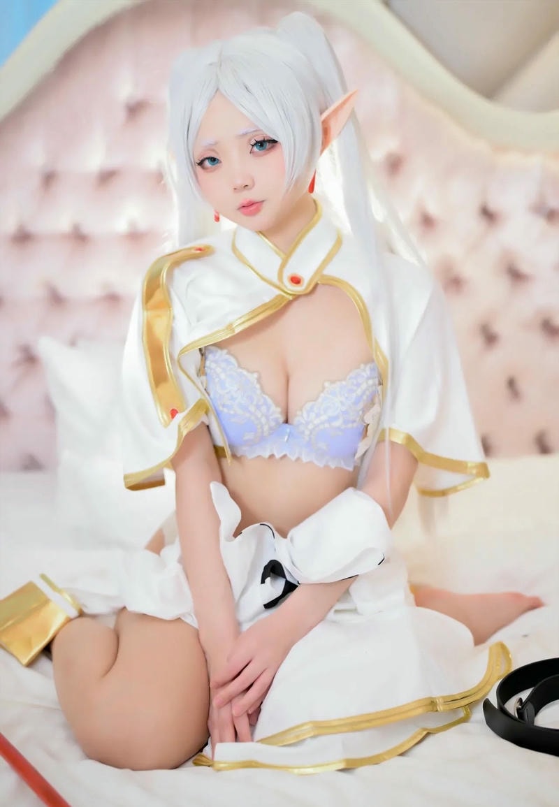 cosplay frieren khoe ngực