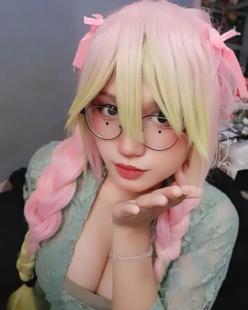 cosplay luyến trụ đeo kính