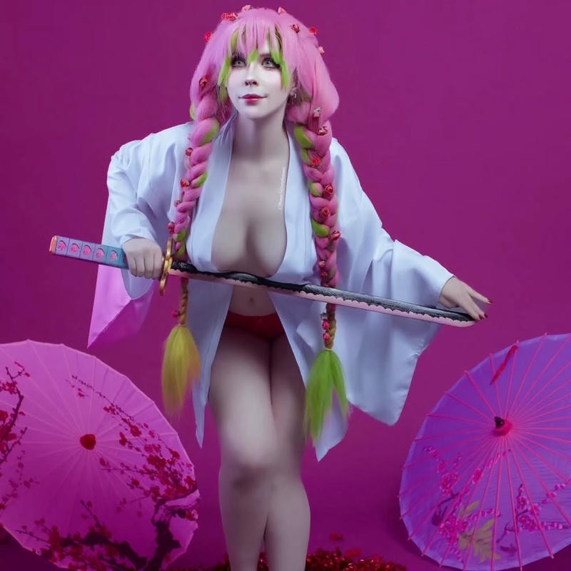 cosplay luyến trụ khoe ngực