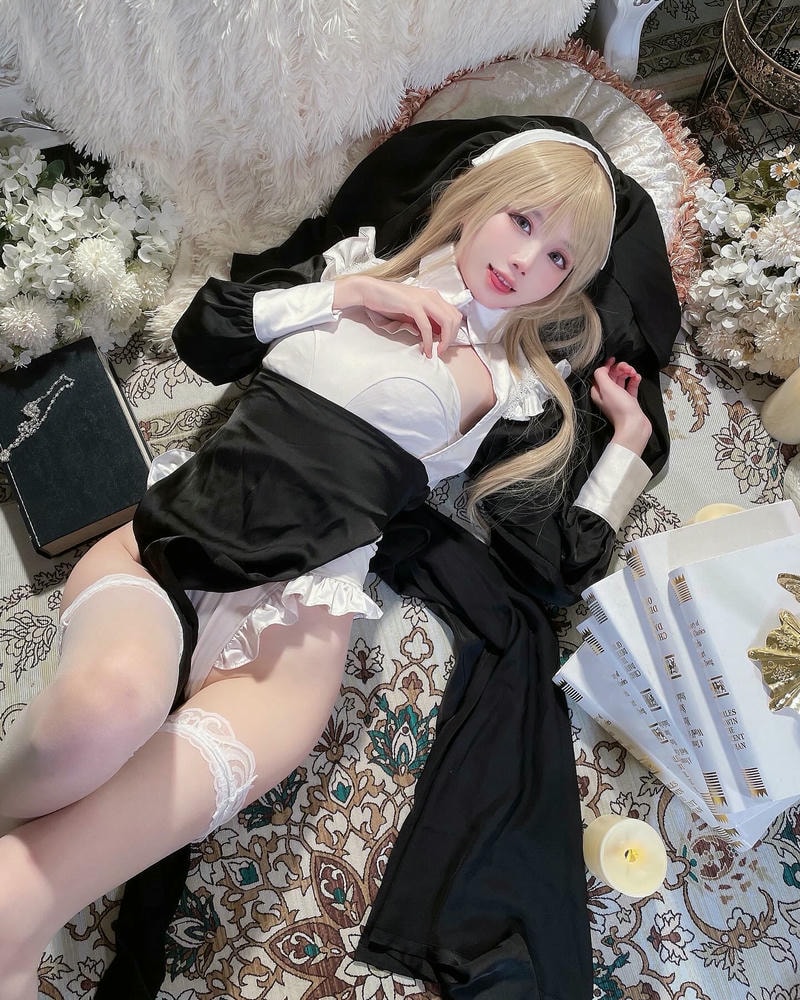 cosplay nữ tu khiêu dâm