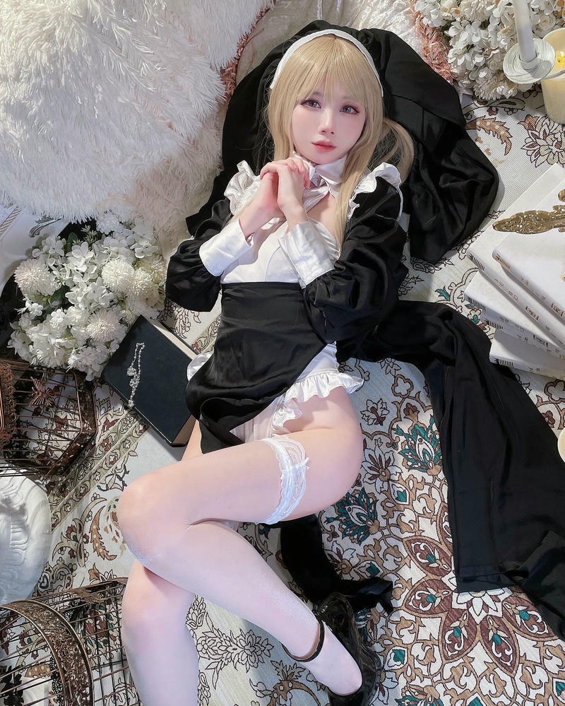 cosplay nữ tu khiêu gợi