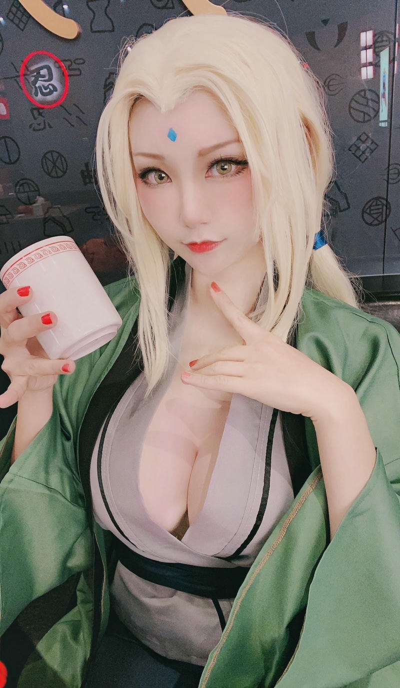 cosplay tsunade khoe ngực