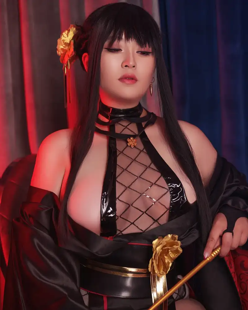 cosplay yor khoe ngực
