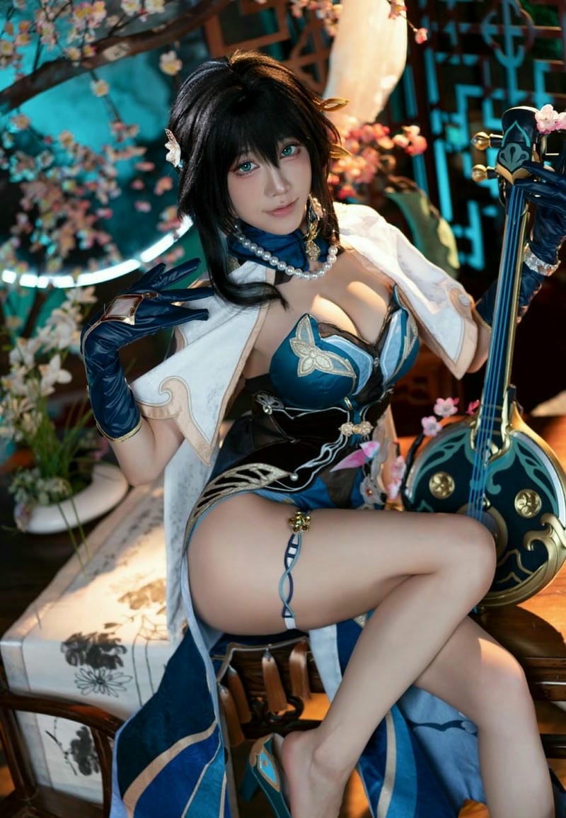 gái cosplay mông to